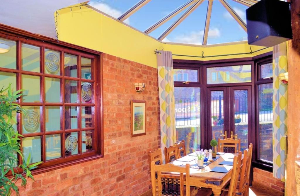 The George Inn & Millingbrook Lodge Ltd Lydney Esterno foto